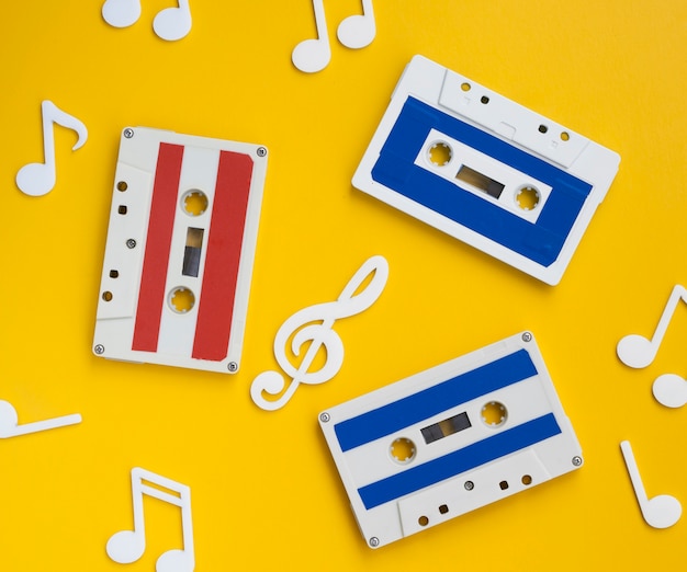 Foto gratuita vista dall'alto di cassette colorate con note musicali decorative intorno