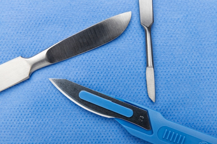 Free Photo top view of multiple metallic scalpels
