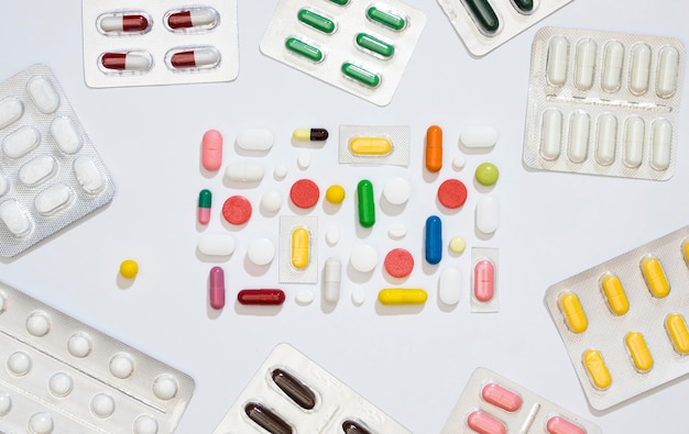 Free photo top view of multiple pills and foils