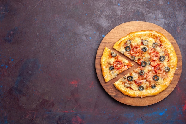 上面図マッシュルームピザスライスした調理済み生地とチーズとオリーブの暗い表面の食品イタリア料理ピザ生地