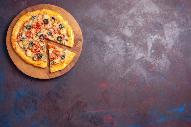 上面図キノコピザスライスした調理済み生地とチーズとオリーブの暗い表面のピザ食品イタリア料理生地