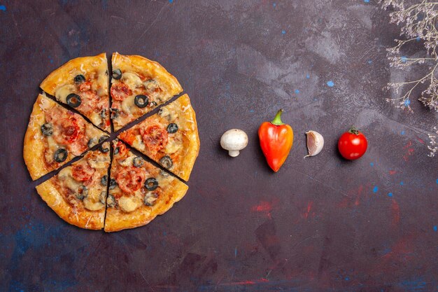 Вид сверху грибной пиццы, нарезанной сыром и оливками на темной поверхности еда итальянская пицца выпечка теста мука