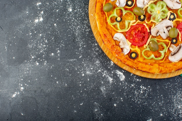 Вид сверху грибная пицца с помидорами оливки, грибы, нарезанные маслом внутри, на сером столе, тесто для пиццы, итальянская еда