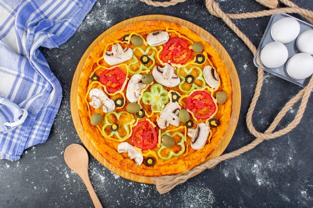 Вид сверху грибная пицца с помидорами оливки грибы с яйцами на темном столе тесто для пиццы итальянская еда