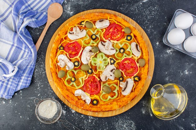 회색 책상 피자 반죽 이탈리아 음식에 밀가루와 토마토 올리브 버섯 상위 뷰 버섯 피자