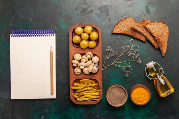 Free photo top view mushrooms and olives with seasonings and bread loafs on dark background ingrediens product meal food