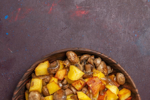 Foto gratuita vista dall'alto funghi con patate in fondo c'è mezza ciotola di patate