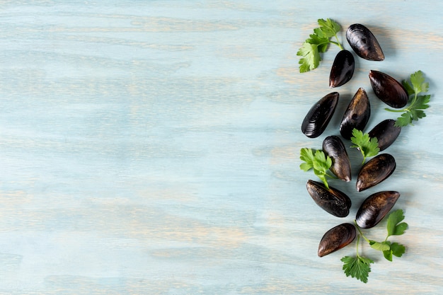 Free photo top view mussel shells with parsley