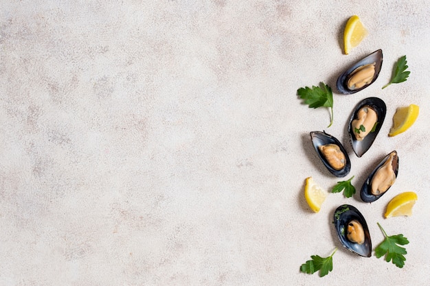 Foto gratuita vista dall'alto conchiglie di cozze con prezzemolo