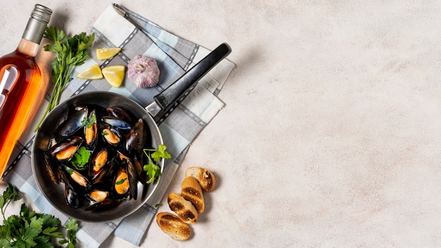 Foto gratuita vista dall'alto conchiglie di cozze con vino