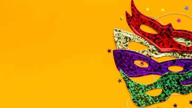 Вид сверху тайна карнавала красочные маски копировать пространство