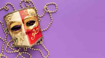 Foto gratuita vista dall'alto mistero carnevale maschera elegante copia spazio