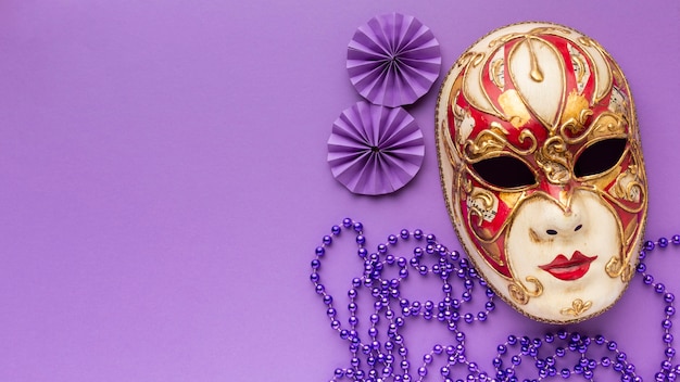 Free photo top view mystery carnival luxury mask and pearls