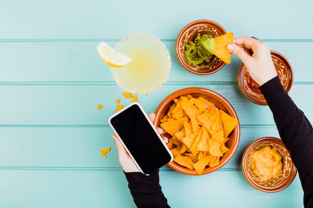 Vista dall'alto di nachos e guacamole