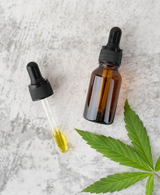 Foto gratuita assortimento di bottiglie di olio di cannabis naturale vista dall'alto