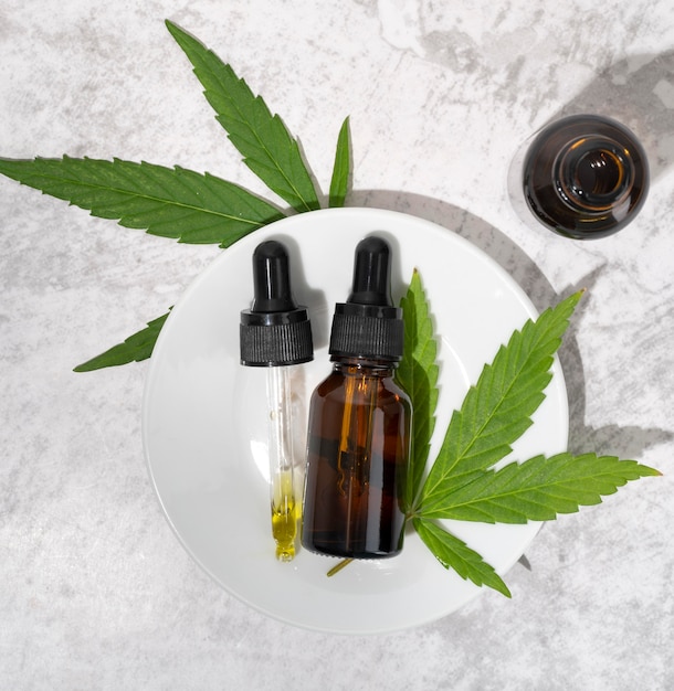 Foto gratuita assortimento di bottiglie di olio di cannabis naturale vista dall'alto