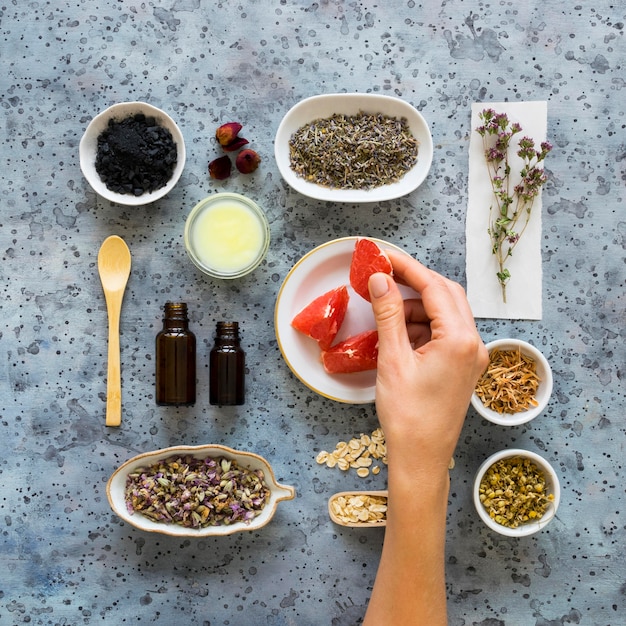 Foto gratuita vista dall'alto di medicine naturali