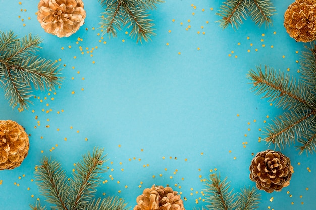 Free photo top view natural pine needles and cones