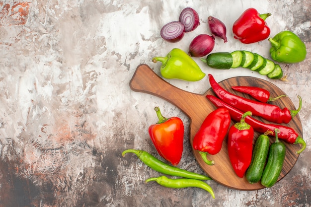 Vista dall'alto delle verdure fresche necessarie per la preparazione della cena