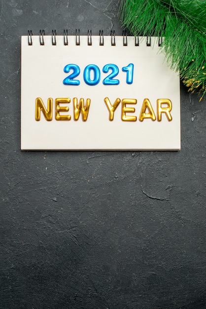 Бесплатное фото Новогодняя записка с надписью в блокноте