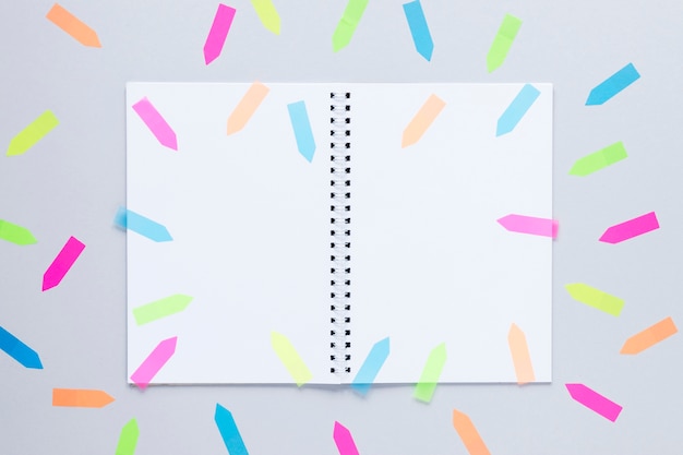 Mock-up di notebook vista dall'alto con frecce colorate