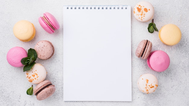 Vista dall'alto del notebook con macarons e menta