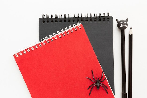 Free photo top view notepads with spider on top