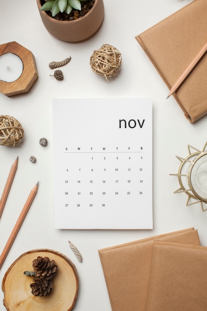 Foto gratuita calendario e libri di novembre vista dall'alto