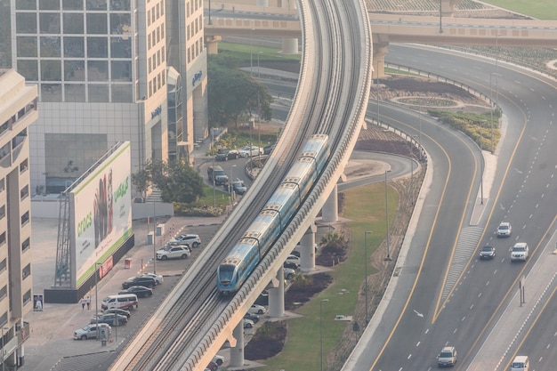 두바이, 아랍 에미리트의 교통에서 수많은 자동차의 상위 뷰