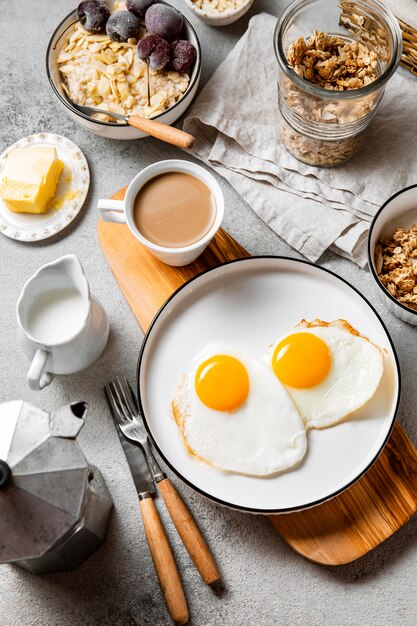 トップビュー栄養価の高い朝食の食事の構成