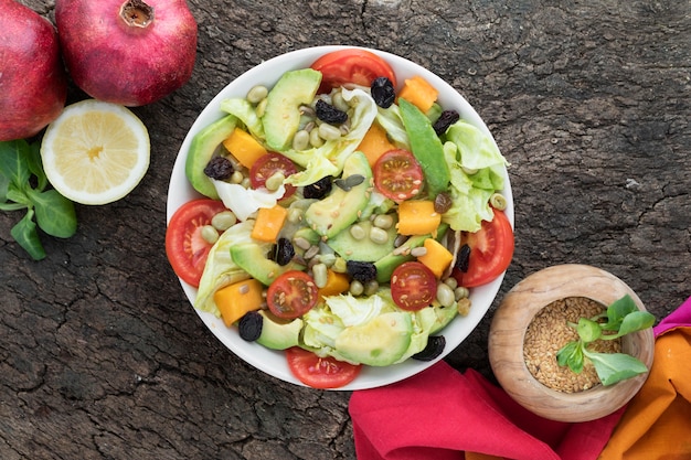 Foto gratuita vista dall'alto nutriente insalata estiva in ciotola