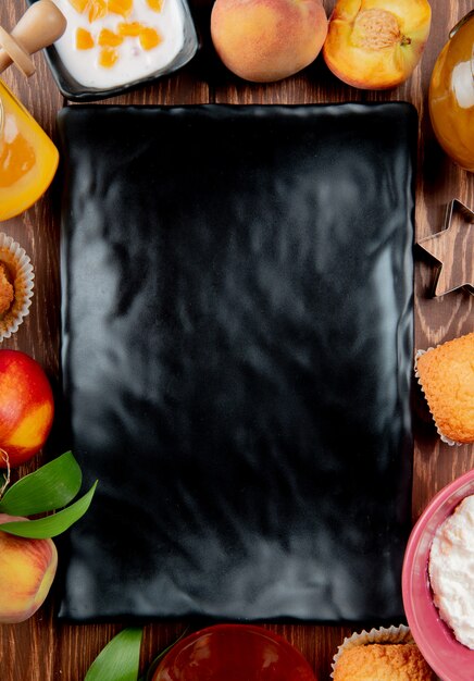 木製の表面にカッテージチーズと桃のカップケーキを楕円形のプレートの上から見る