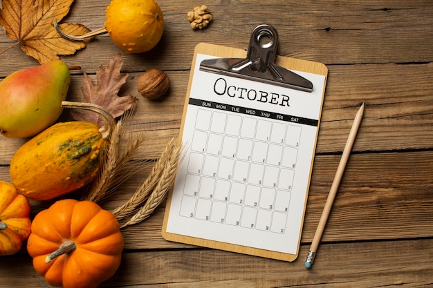 Вид сверху октябрьский календарь и тыквы