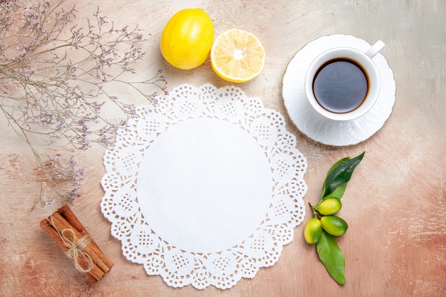 白い装飾されたナプキンに紅茶のカップの上面図
