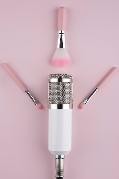 Бесплатное фото Вид сверху на микрофон asmr с кистями для макияжа
