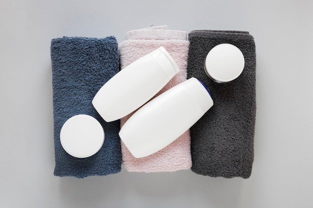 Бесплатное фото Вид сверху банного мыла и полотенец