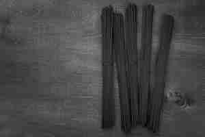Бесплатное фото Вид сверху черных спагетти с копией пространства