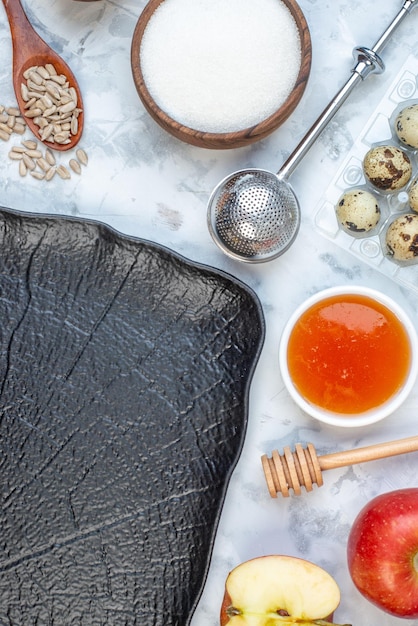 검은 쟁반 숟가락과 얼음 배경에 있는 음식 세트의 상위 뷰 무료 사진