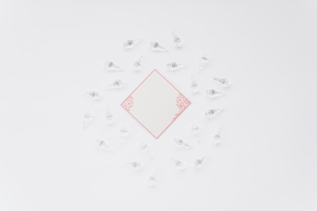 無料写真 白い背景の上の水晶の殻に囲まれた空白の名刺の平面図