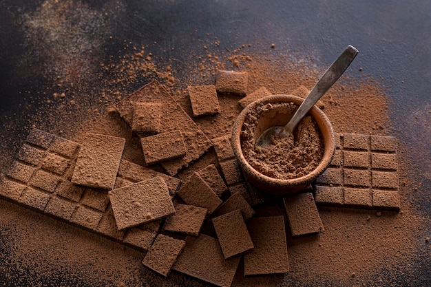 Бесплатное фото Вид сверху шоколада с миской какао-порошка