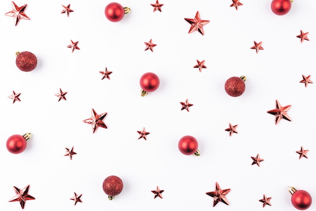 빨간 크리스마스 공 및 흰색 배경에 스타의 상위 뷰.
