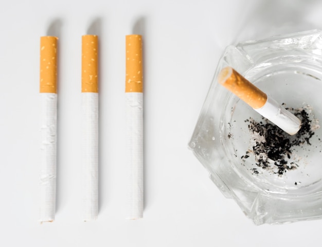 Бесплатное фото Взгляд сверху концепции плохой привычки сигарет
