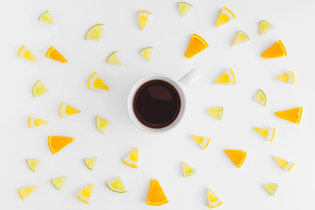 Бесплатное фото Вид сверху чашки кофе и кусочков фруктов