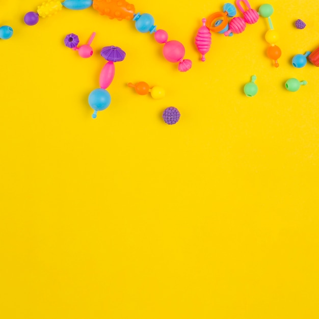 Бесплатное фото Вид сверху красочных игрушек для детского душа с копией пространства