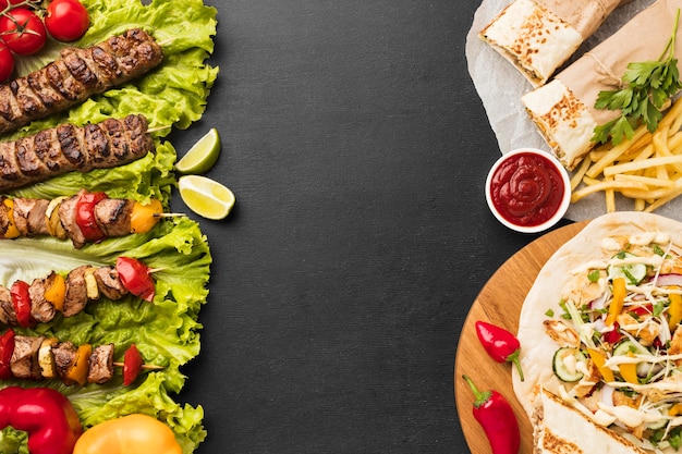 Бесплатное фото Вид сверху на вкусный кебаб с картофелем фри и кетчупом