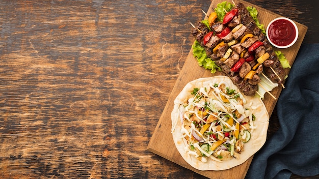 Бесплатное фото Вид сверху вкусного кебаба с мясом и копией пространства