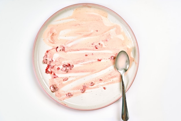 아이스크림 얼룩과 지방이있는 더러운 접시의 상위 뷰