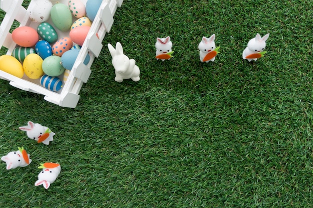 Бесплатное фото Вид сверху пасхальные композиции с забора, кролики и яйца