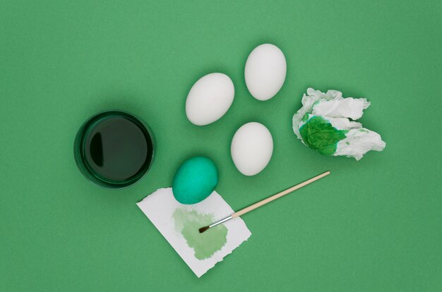 무료 사진 부활절을위한 페인트로 계란의 상위 뷰