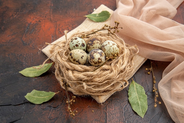 無料写真 バッグのロープのロールと茶色のテーブルにタオルを残す農場の新鮮な卵の上面図